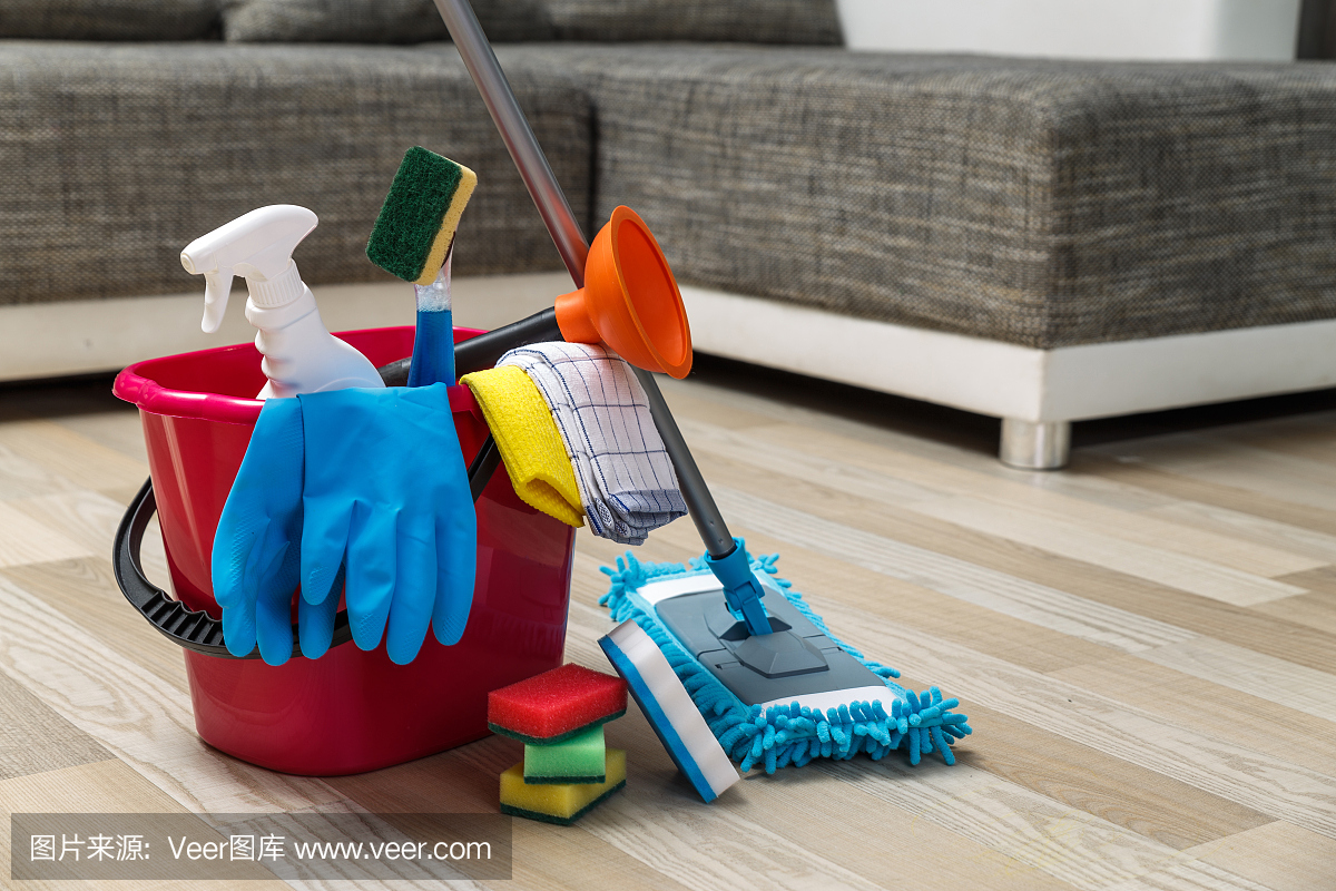 清潔服務。海綿,化學品和拖把。